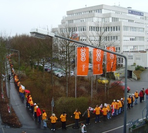 Menschenkette vor der TNT-Niederlassung