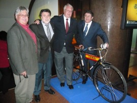 Der President von Correos Herrera mitNeil Anderson ( UNI ), Pepe ( UGT ) und Rolf Büttner